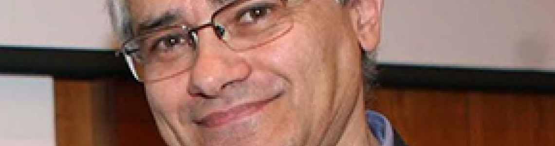 Uno scatto del professor Antonio Rostagno in camicia azzurra giacca blu e occhiali da vista Antonio Rostagno